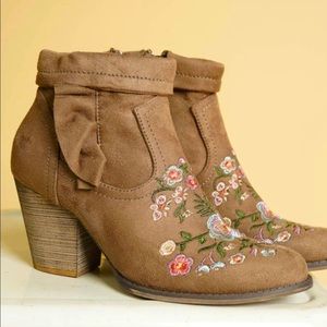 🌸NIB DIXIE EMBROIDERED FLORAL TOUPE ANKLE BOOT! 5.5